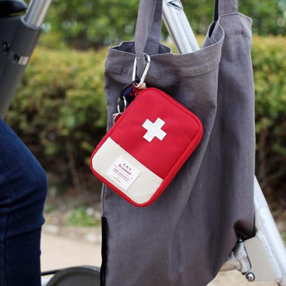 Trousse à pharmacie de voyage : le kit de premiers secours - Univers Seniors